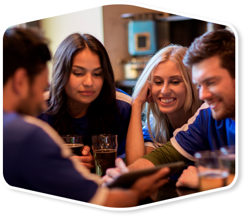 shutterstock_475946008 A team playing pub trivia