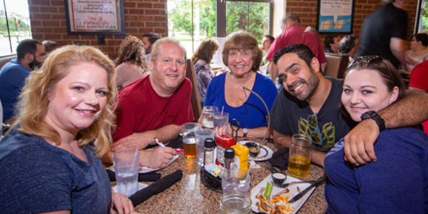 trivia-teams-callout Happy people playing bar trivia